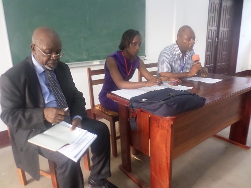 Le panel présidé par Elikia M'Bokolo. A ses côtés, deux intervenants: Pr Koufan Menkene et Mlle Alvine Henry Assembe. Crédit image: Ulrich Tadajeu. 