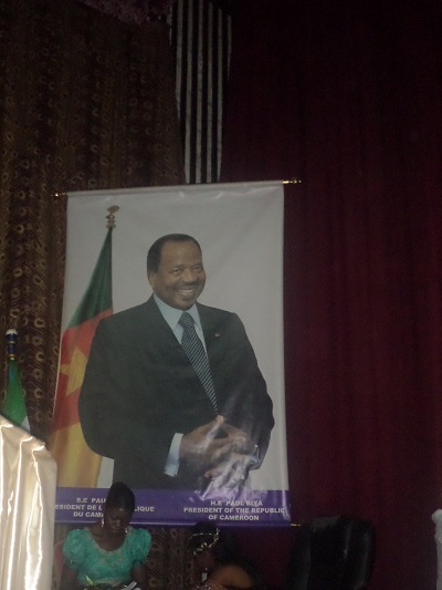 Images du président Paul Biya sur le podium de l'amphi 700. Crédit image: Ulrich Tadajeu