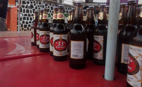 Des bouteilles de bière sur une table que nous avons filmées en fin de soirée ce jour à l'entrée du campus de l'Université de Dschang. Crédit image: ulrich Tadajeu