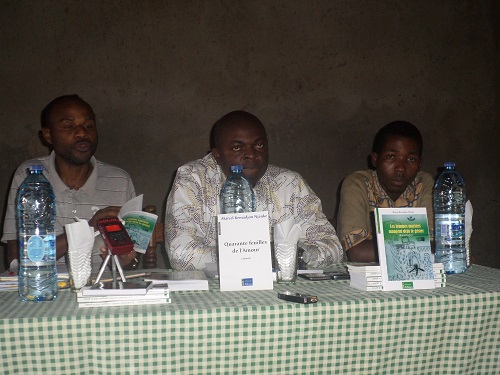 L'auteur Marcel Kemadjou Njanke (au centre), le Pr Alain Cyr Pangop (à gauche) et Franck Kemayou (à droite). Crédit image: Ulrich Tadajeu
