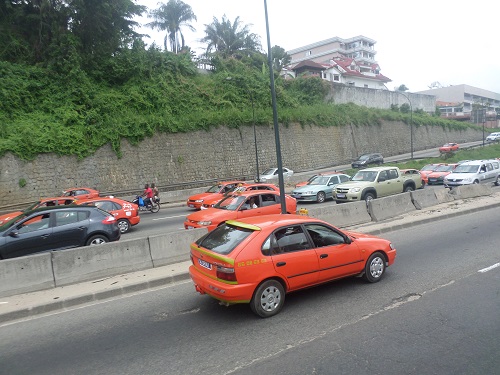 Un taxi à Abidjan. Crédit image: Ulrich Tadajeu