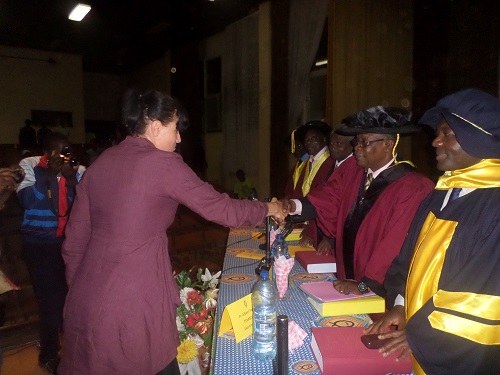 Giuliana Quartullo reçoit les félicitations des membres du Jury. (Crédit image: Ulrich Tadajeu)