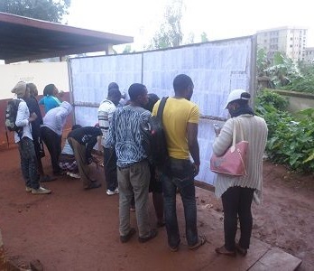 Des étudiants devant le barbillard à l'Université de Dschang (Cameroun). Crédit image: Ulrich Tadajeu. 