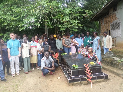 Photo de famille à Akometam. Crédit image: Ulrich Tadajeu.