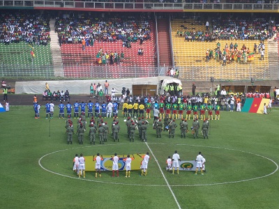 L'execution de l'hymne national avant le match Cameroun-Sierra-Leone.  Crédit image: Ulrich Tadajeu. 