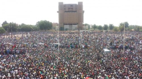 La place de la Nation remplie de Burkinabés. Photo: @Joepenney